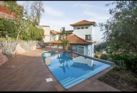 House with panoramic sea views