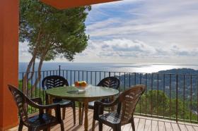 Detached house with magnificent sea view