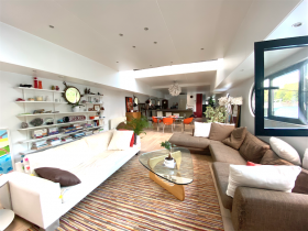 A Loft Barge in the countryside 10m from the Arc de Triomphe
