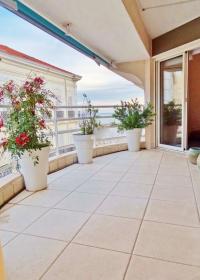 Apartment facing the beach