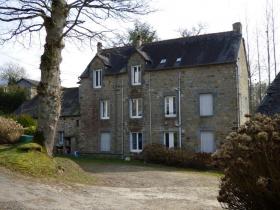 Mill on a hamlet with 3 houses, 3 apartments and 15,000 m2 of land
