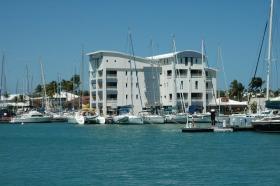 4-storey building and 21 apartments facing the sea