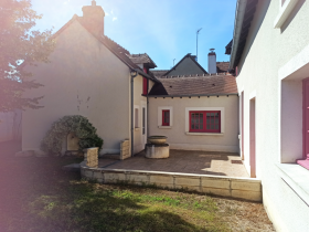 Beautiful large house with enclosed garden and terrace