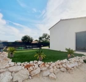 Villa ideally located on the heights of Poulx