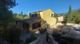 Beautiful 7-room villa on wooded land with swimming pool