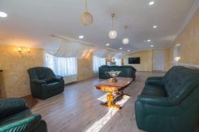 Three-story house for sale in Saguramo