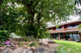 Villa in a remarkable setting with sea view