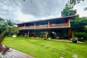 Villa in a remarkable setting with sea view