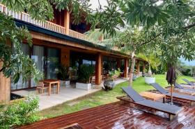 Villa in a remarkable setting with sea view