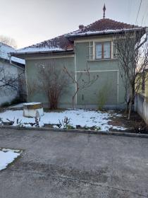 Large house with interior courtyard and annex for sale