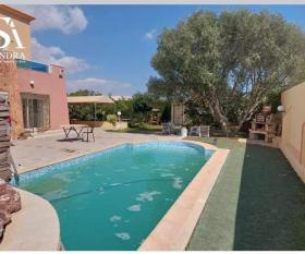 Superb 380 m2 villa on two levels, a stone's throw from the sea