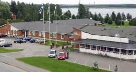 Well-maintained lakeside hotel and restaurant