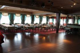 Well-maintained lakeside hotel and restaurant