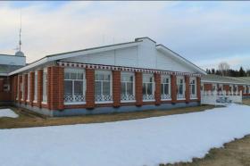 Well-maintained lakeside hotel and restaurant