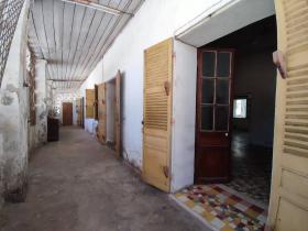 Large colonial villa with great potential, ideal for real estate investment