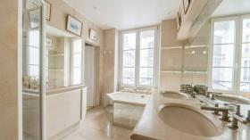 Elegant 113m2 apartment in a prestigious address in the 7th arrondissement of Paris