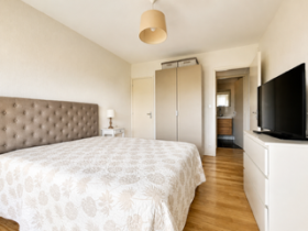 Apartment in a wooded park with secure access