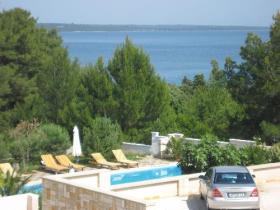 Villa with 12 apartments 60 m from beach