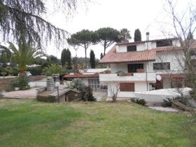 Villa in Roma 600 m2 on 3 levels with pool 60 m2, park 2000 m2, consisting of 4 apartments 