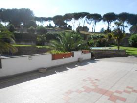 Villa in Roma 600 m2 on 3 levels with pool 60 m2, park 2000 m2, consisting of 4 apartments 