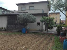 Two-apartment autonomous villa in Tuscany with large garden and garage