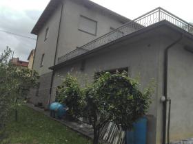 Two-apartment autonomous villa in Tuscany with large garden and garage