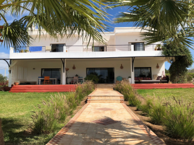 Contemporary villa 5 bedrooms