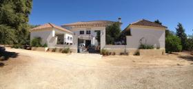 Andalusian farmhouse with 14 ha of cork oak meadow
