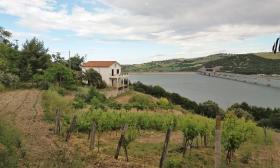 Villa with unique view of Lake Guardialfiera