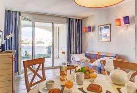 Sunny, ground floor apartment over looking small marina with small terrasse