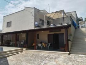 Beautiful villa in Italy, 50 metres from beach, 6 individual apartments