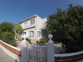 Villa sea view, consisting of 2 identical apartments, very good rental income