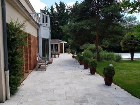 Villa on large plot located in Golf d'Etiolles Club